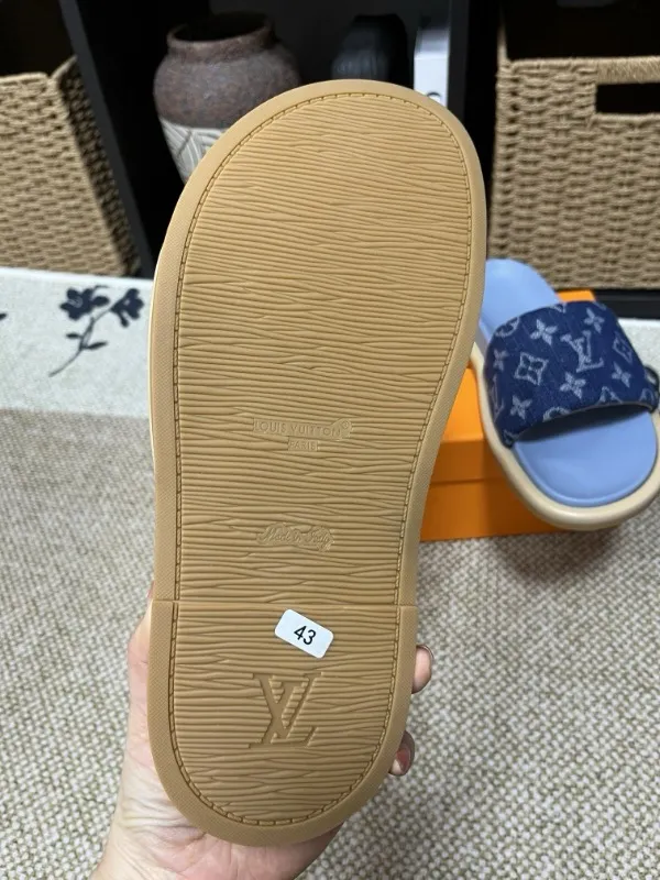 P320💰[New model] Long-term availability, 2025 new model, couple model [LOUlS VUlTTON] comes with drawer box, bag, card, invoice "Louis Vuitton ~ unique modern sandals. 》LV counter purchasing 🏃Men's and women's casual slippers, sold at the same time at the counter, the original old flower material upper is soft and comfortable, (refuses to discolor and rub the feet) sole: original factory special combination original sole, code number: 35--46 4 multiple colors 🉑️ to choose from